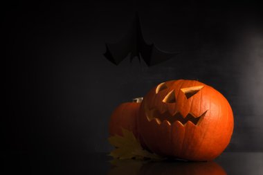 Karanlık bir arka planda cadılar bayramı kabağı