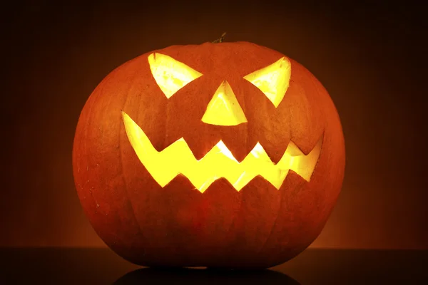 Голова тыквы на Хэллоуин страшное лицо со страшным и жутким фонариком ужасов. — стоковое фото