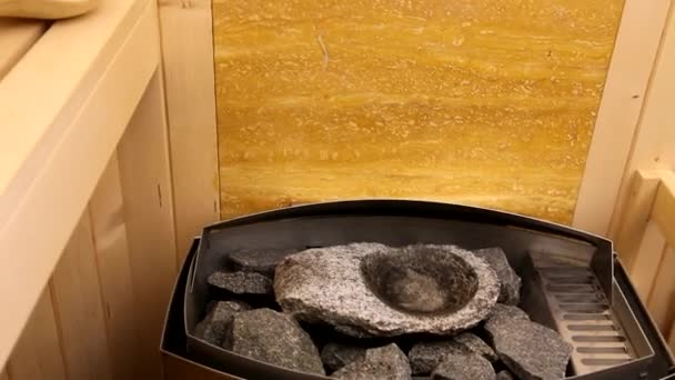 Sauna oven met hete stenen — Stockvideo