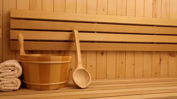 Accesorios de spa y bienestar en sauna — Vídeo de stock