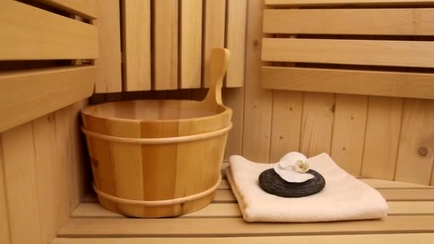 Spa e acessórios de bem-estar na sauna — Vídeo de Stock