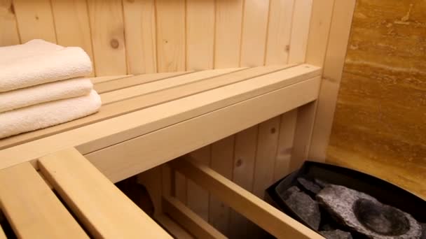Horno de sauna con piedras calientes — Vídeo de stock