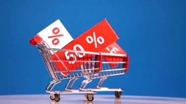 Alışveriş sepetlerini satış simgelerle hareket