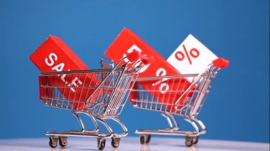 Alışveriş sepetlerini satış simgelerle hareket
