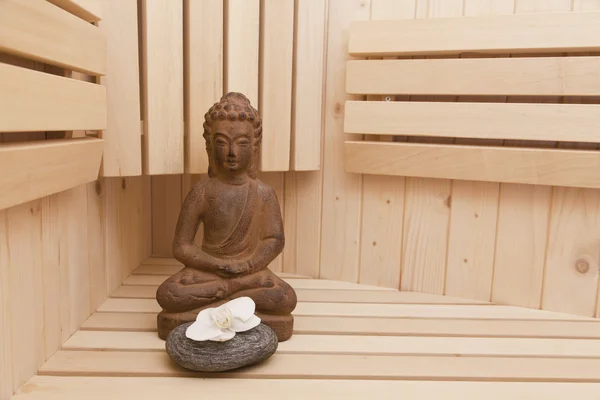 Ayurveda-Symbole für Entspannung und innere Schönheit, Buddha-Statue in der Sauna — Stockfoto