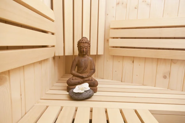 Símbolos ayurveda para relaxamento e beleza interior, estátua buddha na sauna — Fotografia de Stock