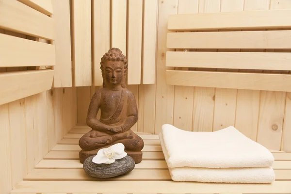 Símbolos ayurveda para la relajación y la belleza interior, estatua de buda en la sauna — Foto de Stock
