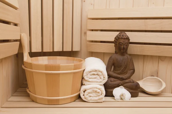 Símbolos ayurveda para la relajación y la belleza interior, estatua de buda en la sauna — Foto de Stock