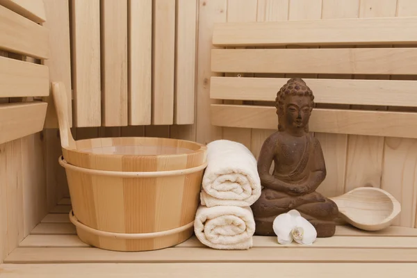 Símbolos ayurveda para la relajación y la belleza interior, estatua de buda en la sauna — Foto de Stock