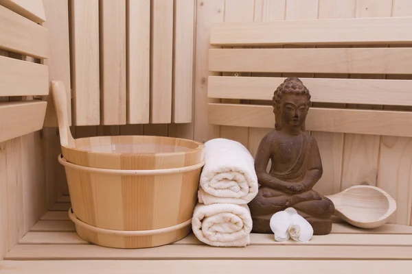 Símbolos ayurveda para la relajación y la belleza interior, estatua de buda en la sauna —  Fotos de Stock