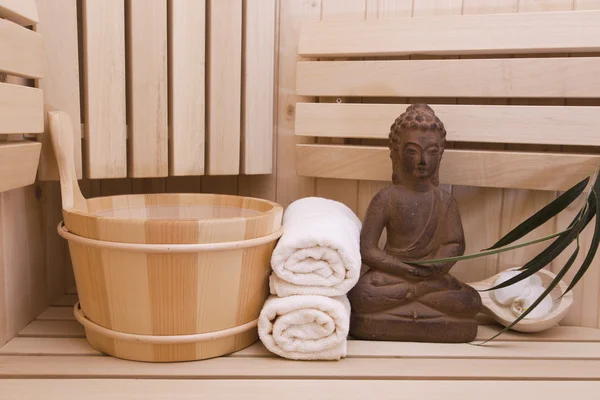Símbolos ayurveda para la relajación y la belleza interior, estatua de buda en la sauna —  Fotos de Stock