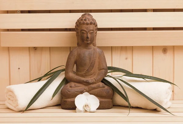 Símbolos ayurveda para la relajación y la belleza interior, estatua de buda en la sauna — Foto de Stock