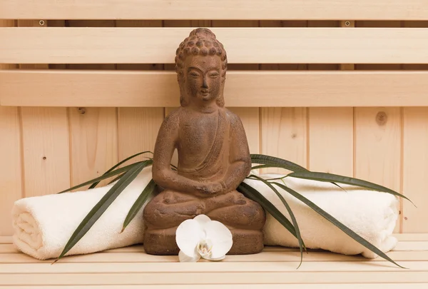 Символы аюрведы для расслабления и внутренней красоты, статуя Будды в сауне — стоковое фото