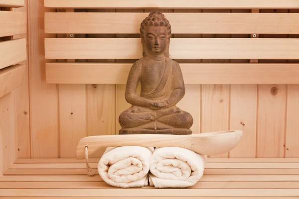 Ayurveda simboli per il relax e la bellezza interiore, statua buddha in sauna — Foto Stock