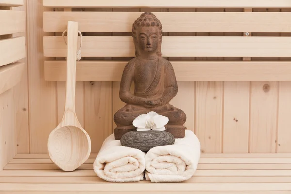 Símbolos ayurveda para la relajación y la belleza interior, estatua de buda en la sauna — Foto de Stock