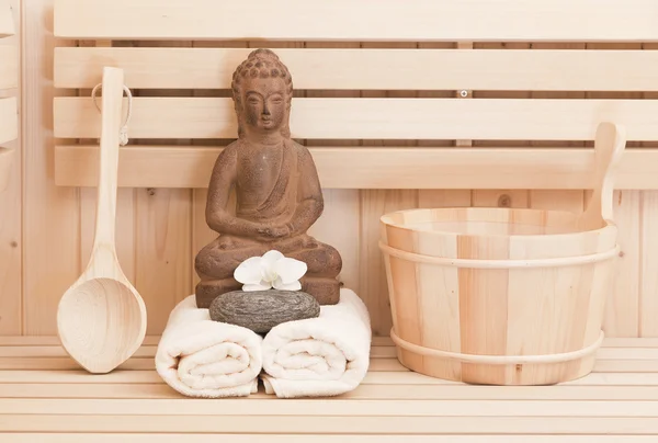 Símbolos ayurveda para la relajación y la belleza interior, estatua de buda en la sauna — Foto de Stock