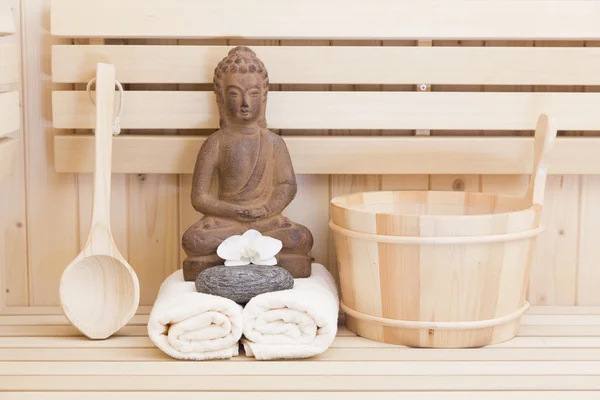 Symboles ayurvédiques pour la détente et la beauté intérieure, statue de bouddha dans le sauna — Photo