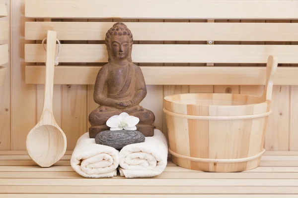 Símbolos ayurveda para relaxamento e beleza interior, estátua buddha na sauna — Fotografia de Stock