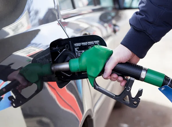 Homem enchendo carro com combustível no posto de gasolina — Fotografia de Stock