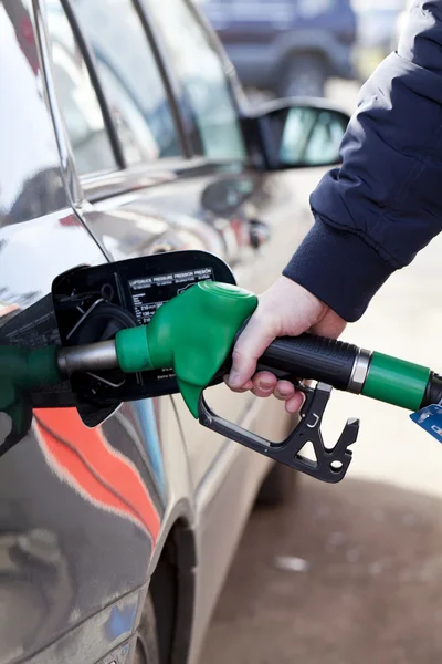 Homem enchendo carro com combustível no posto de gasolina — Fotografia de Stock