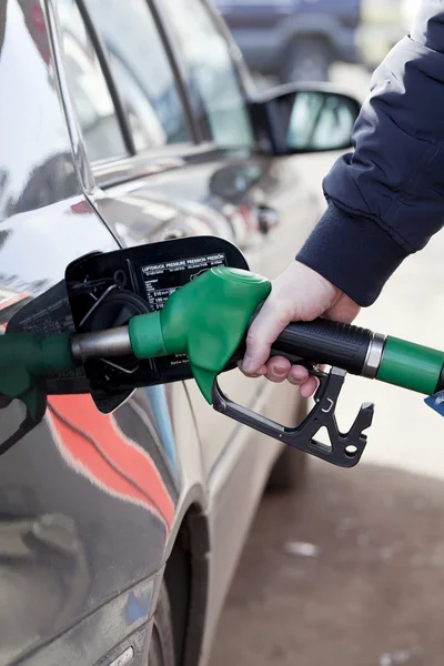 Férfi kitöltésével autó, üzemanyag-, benzinkút — Stock Fotó