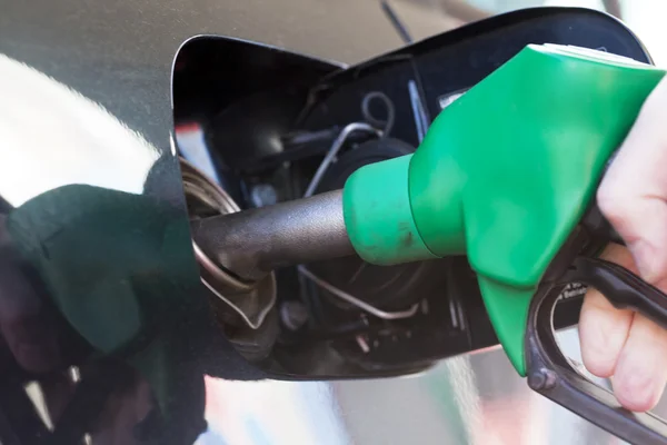 Man fylla upp bilen med bränsle vid bensinstation — Stockfoto