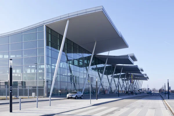 Сучасний термінал аеропорту, промислова архітектура — стокове фото