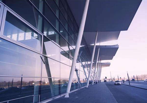 Сучасний термінал аеропорту, промислова архітектура — стокове фото