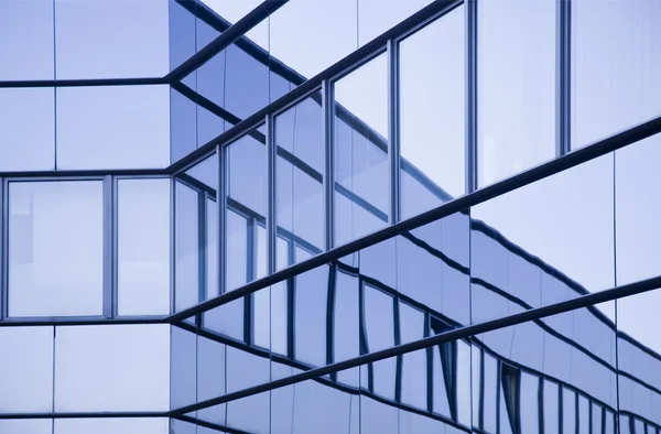 Blick auf Stahl blaues Glas Hochhaus Wolkenkratzer, Geschäftskonzept der erfolgreichen Industriearchitektur — Stockfoto