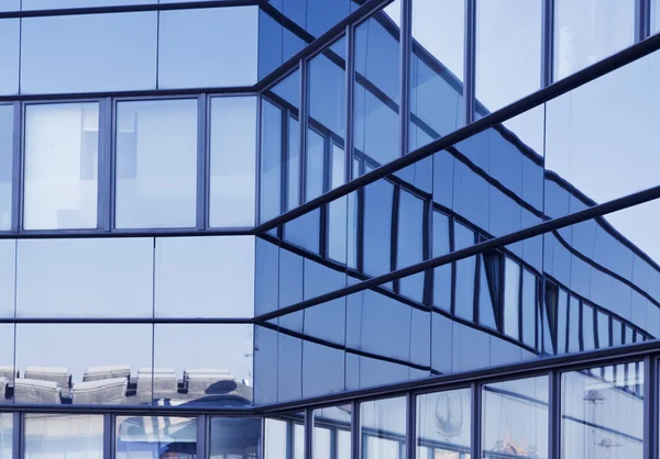 Vista de rascacielos de acero de cristal azul de gran altura, concepto empresarial de arquitectura industrial exitosa — Foto de Stock