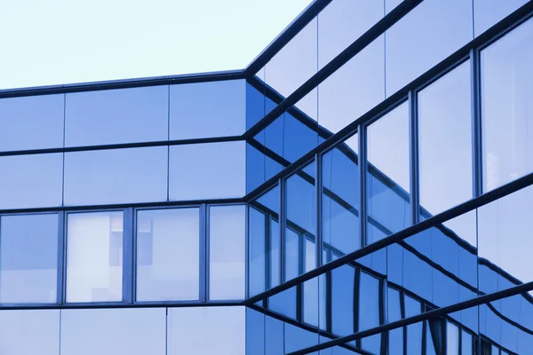 Vista de rascacielos de acero de cristal azul de gran altura, concepto empresarial de arquitectura industrial exitosa — Foto de Stock