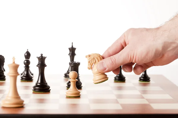 Movendo peças de xadrez em um tabuleiro de xadrez — Fotografia de Stock