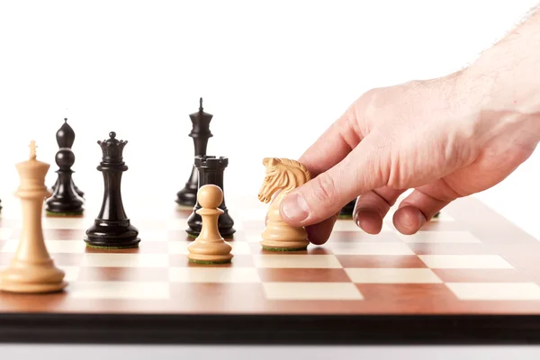 Flytta schackpjäser på ett schackbräde — Stockfoto