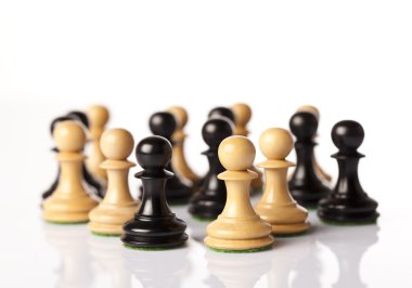 Karışık siyah beyaz satranç taşları