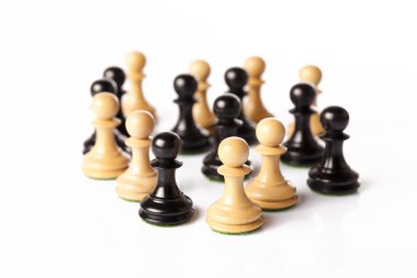 Karışık siyah beyaz satranç taşları