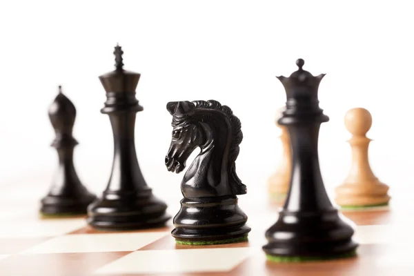 Perspektif içinde bekleyen bir satranç tahtası üzerinde siyah satranç taşları — Stok fotoğraf