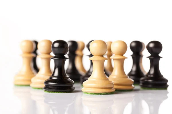 Blandat svarta och vita schackpjäser — Stockfoto