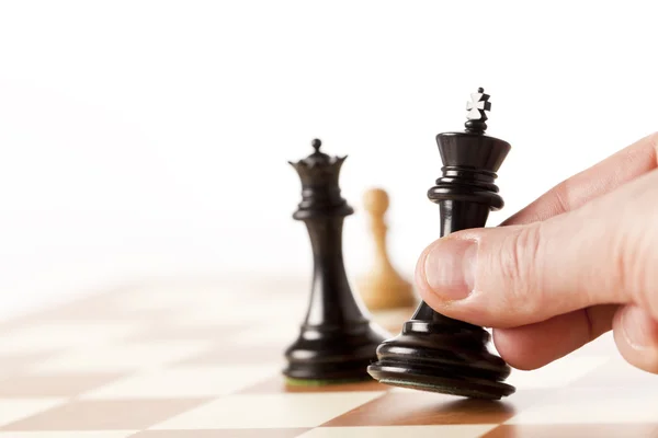Bewegende schaakstukken op een schaakbord Rechtenvrije Stockfoto's