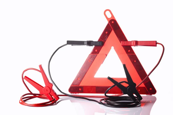 Triángulo de advertencia y cable de arranque de salto aislado en blanco —  Fotos de Stock