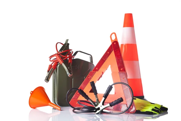 Acessórios de carro com lata de combustível e cone de tráfego — Fotografia de Stock