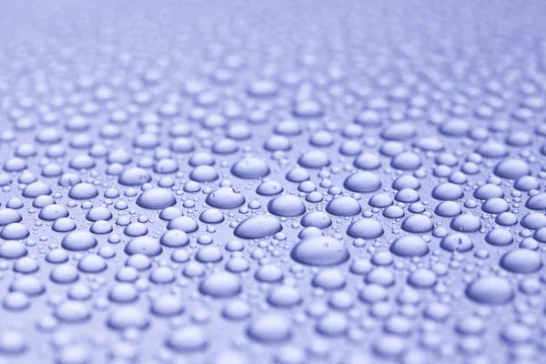 新鲜的水滴，蓝色图案 — 图库照片