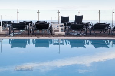 Yüzme Havuzu ve lounge şezlong