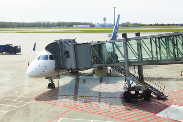 昼間に空港内の飛行機に接続されているギャングウェイ — ストック写真