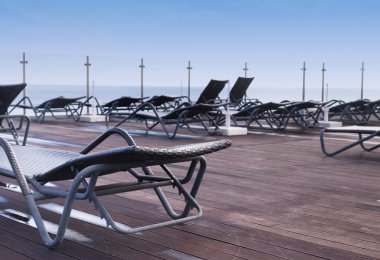 Yüzme Havuzu, güneş ışığı içinde belgili tanımlık geçmiş yakınındaki Lounge şezlong