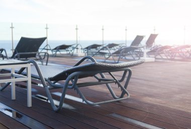 Yüzme Havuzu, güneş ışığı içinde belgili tanımlık geçmiş yakınındaki Lounge şezlong