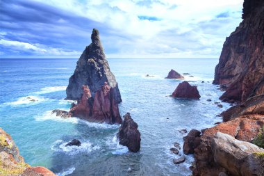 Güzel renkli kayalıklarla ve Adaları. Madeira Adası Doğu ucu. Suya yansıyan güneş ışınlarının parlayan