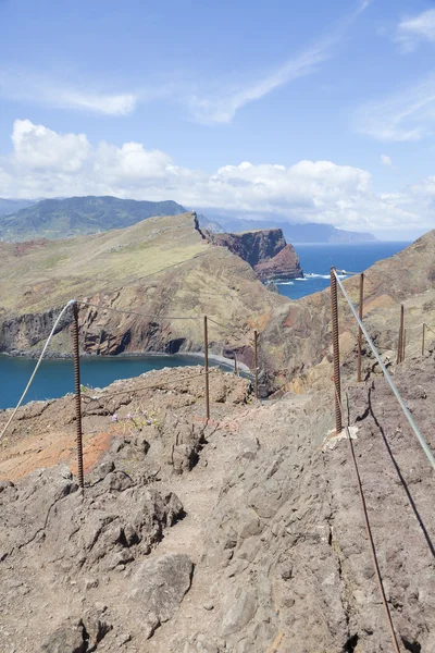 美丽景观在北海岸的蓬塔德圣洛伦索，马德拉岛东端 — 图库照片