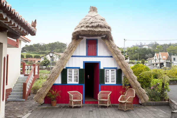 Maisons anciennes typiques sur Santana, Madère île , — Photo