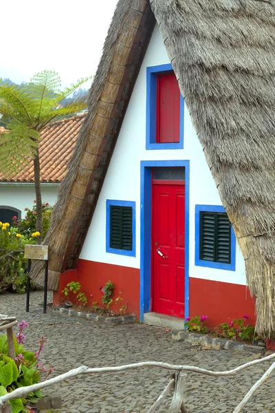 Maisons anciennes typiques sur Santana, Madère île , — Photo