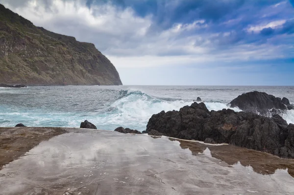 Felsigen Ufer und natürlichen Pool. porto moniz, Insel Madeira, portugal — Stockfoto